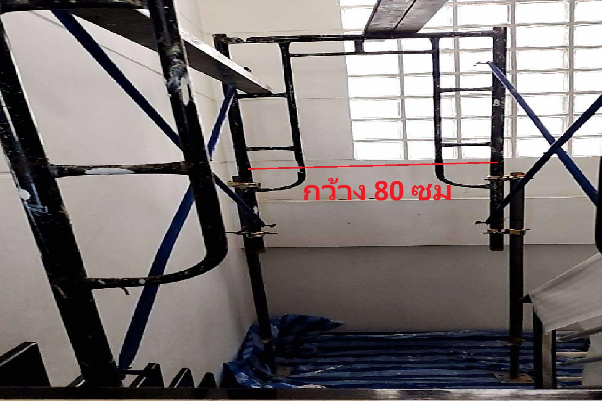 ตั้งนั่งร้านบนบันได